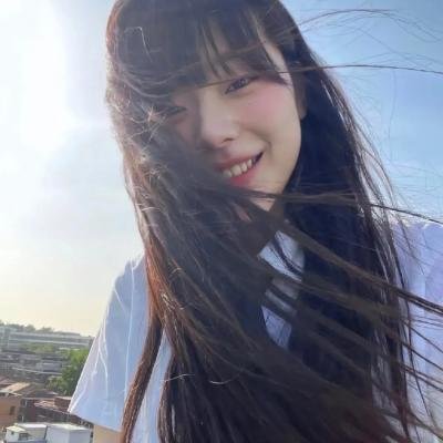 黑白照片的少女